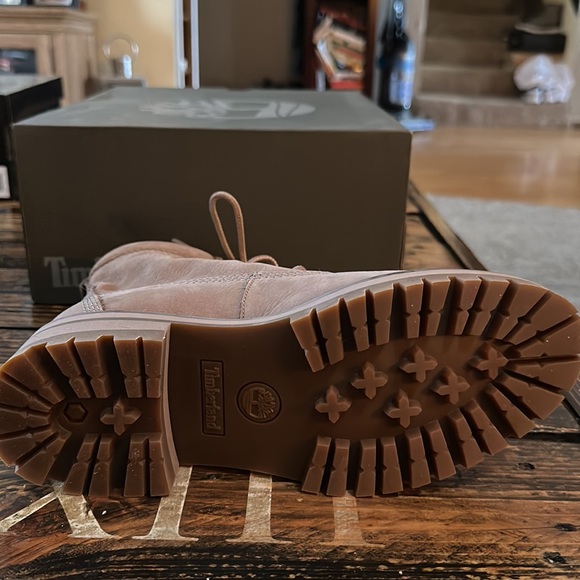 Timberland Courmayeur Valley 6” boot in Taupe Nubuck - Picture 3 of 5